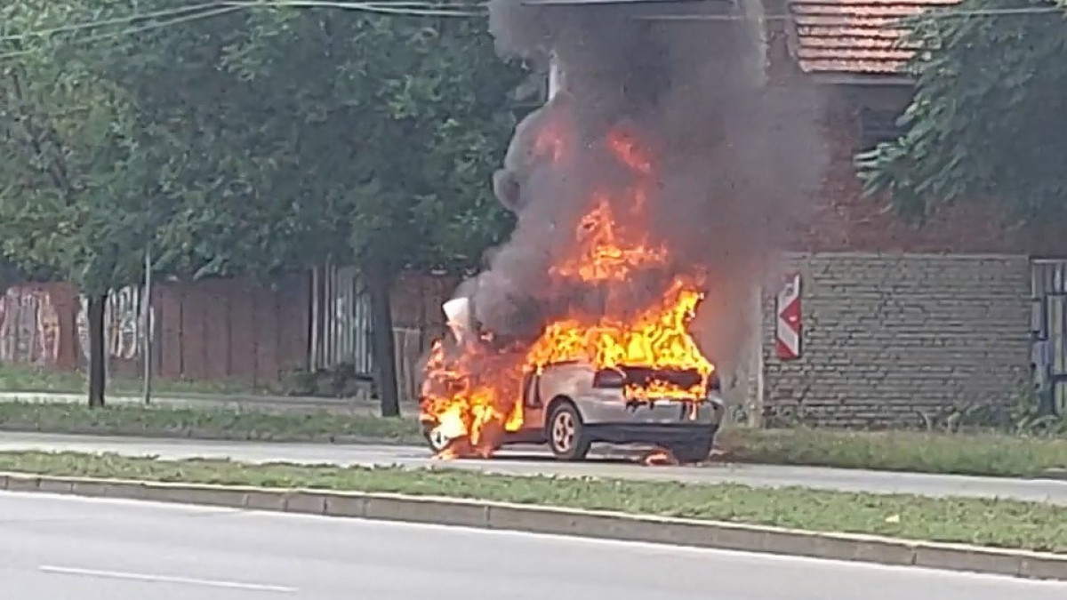 Кола се запали в движение на бул. Освобождение в пловдивския